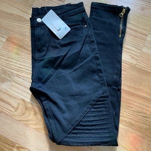 Black ribbed jeans with zipper bottoms - NWT